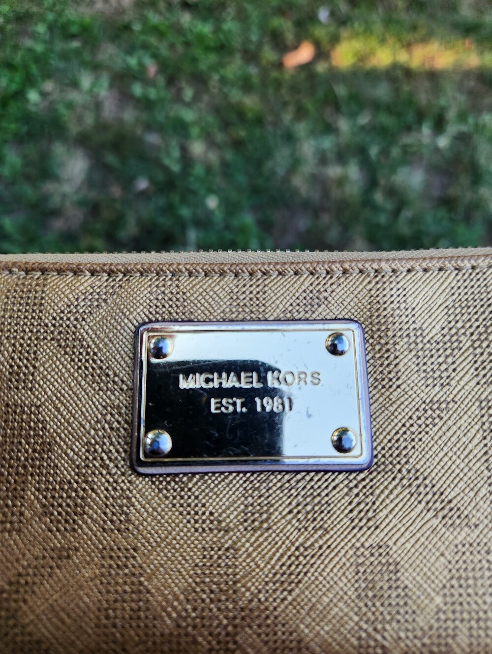 Michael Kors Fulton Gold Metallic Signature Zip Wristlet Waller Preloved - Picture 3 of 12